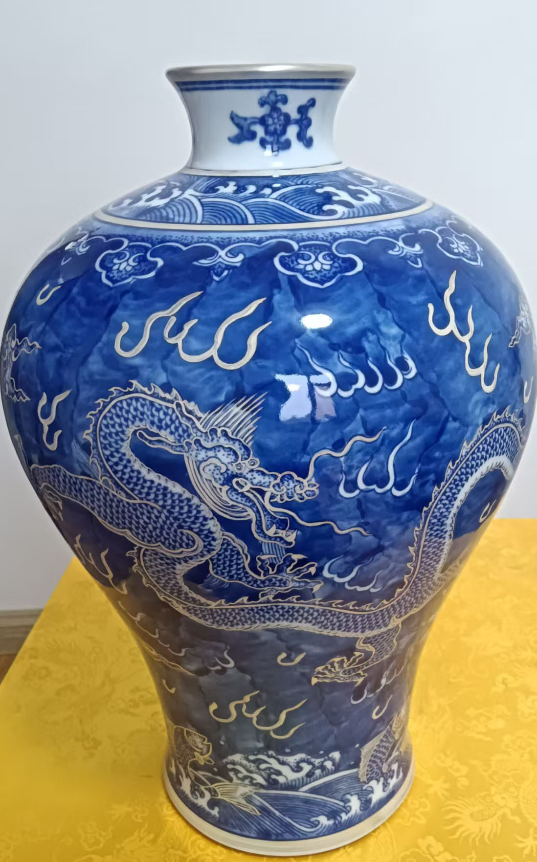 清官窑描金青花龙纹瓶-国博文物