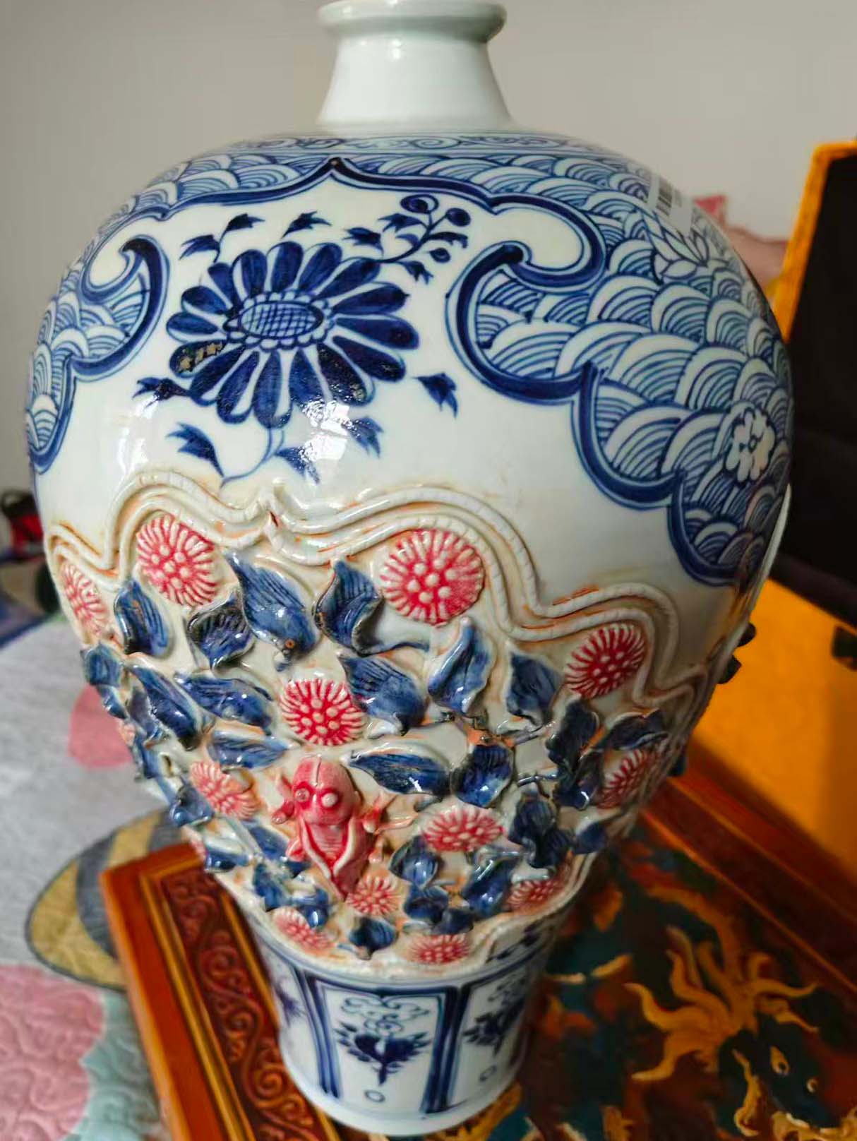 元代青花釉里红捏花堆雕梅瓶-国博文物