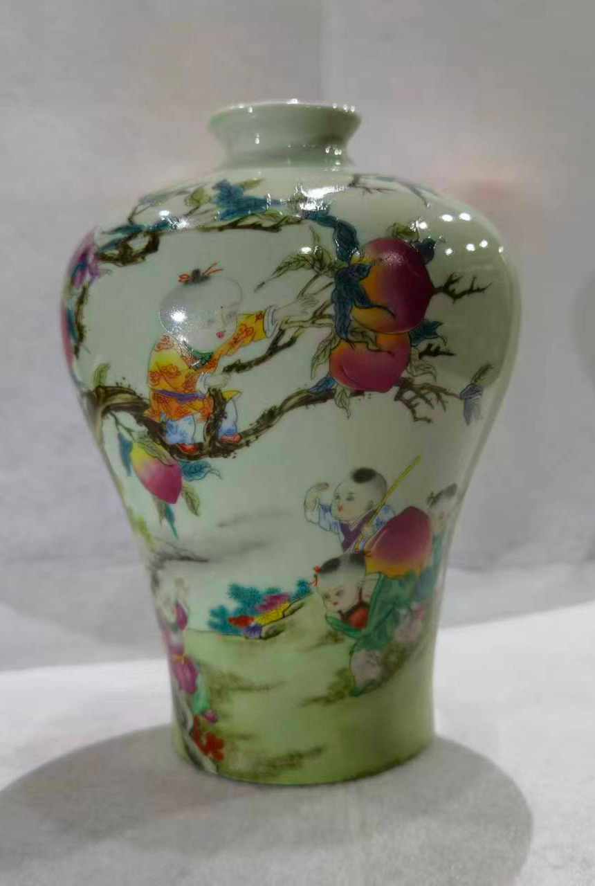 清同治粉彩九子攀桃梅瓶-国博文物