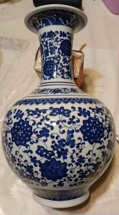 乾隆青花缠枝莲赏瓶-国博文物