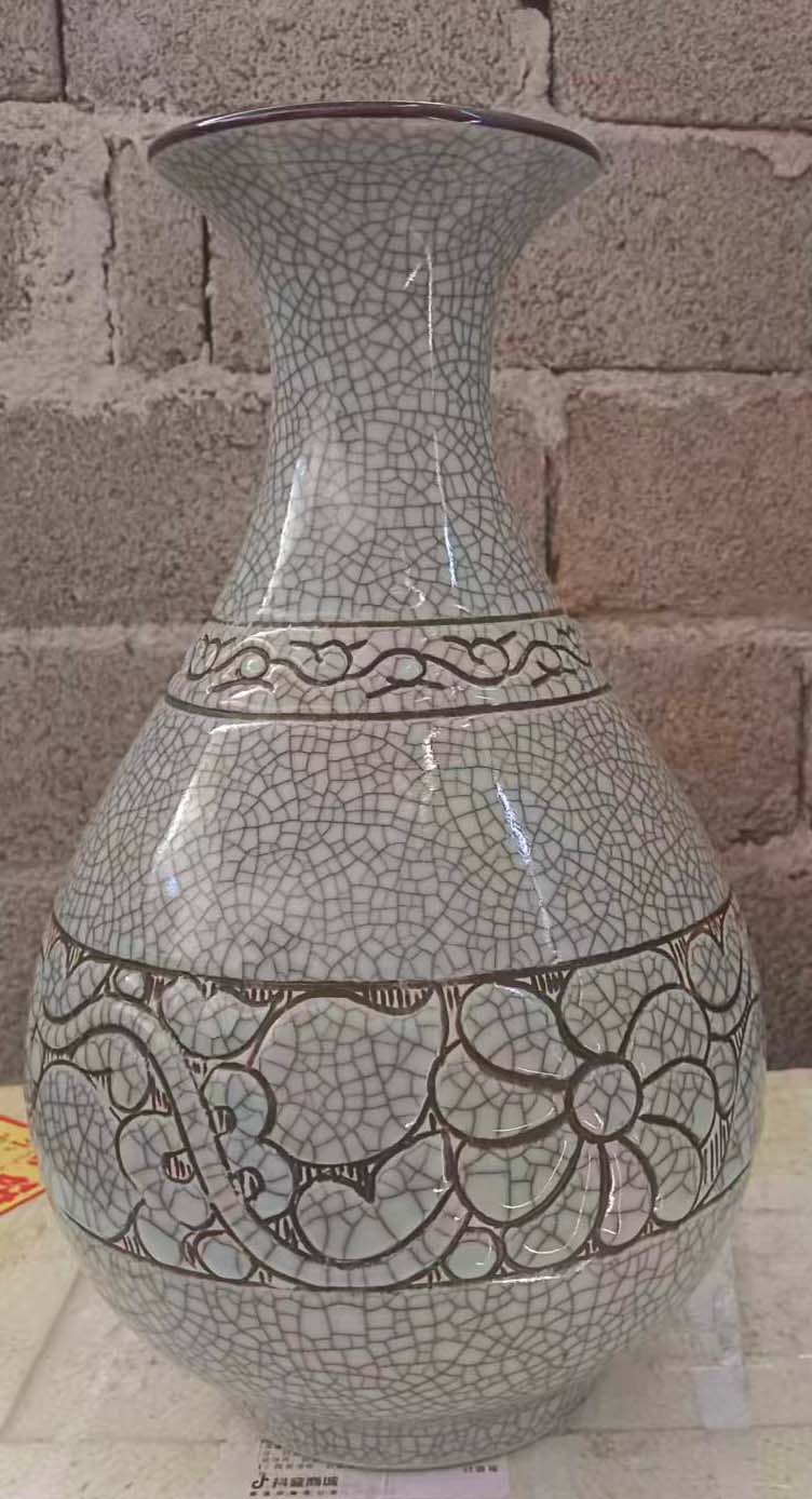 哥窑雕刻缠枝莲花开片玉壶瓶-国博文物