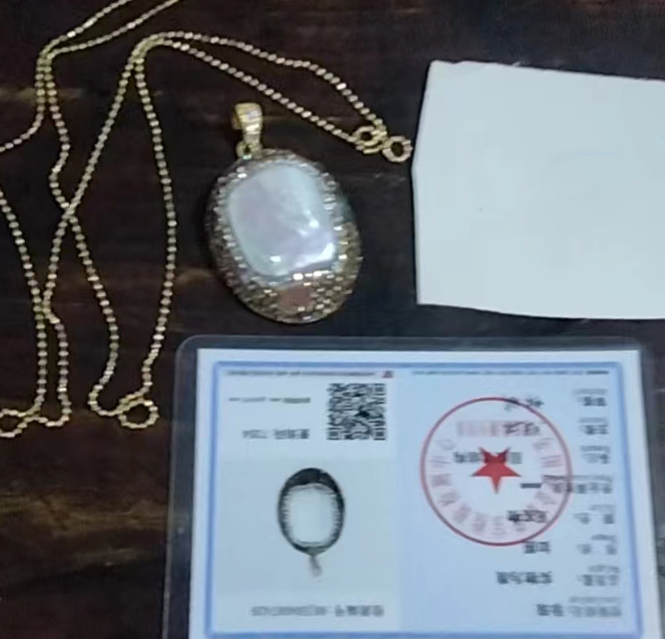 天然高级灰马贝吊坠-国博文物