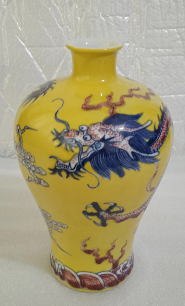 清康熙黄地青花釉里红绘鱼龙纹梅瓶-国博文物