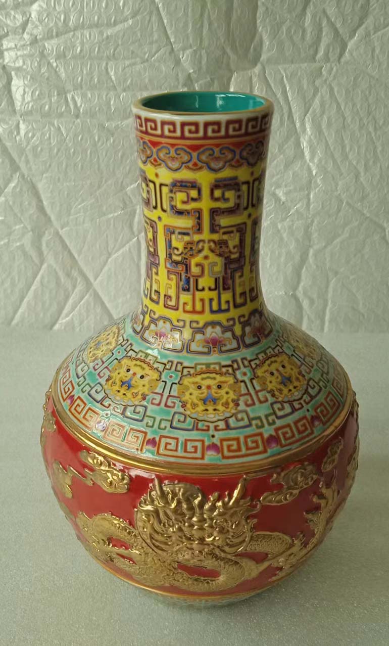 珐琅彩浮雕龙纹天球瓶-国博文物