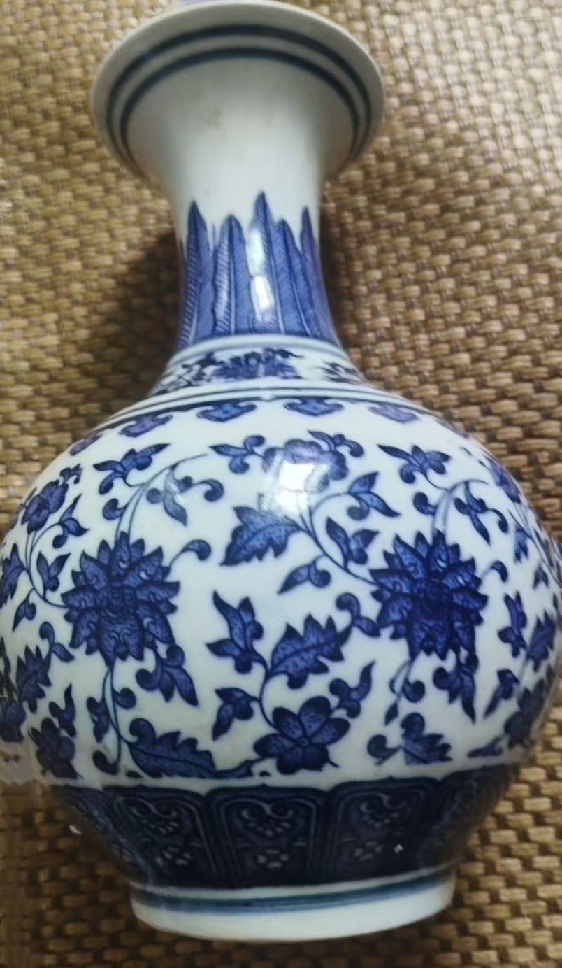 青花缠枝莲纹赏青花瓷瓶-国博文物