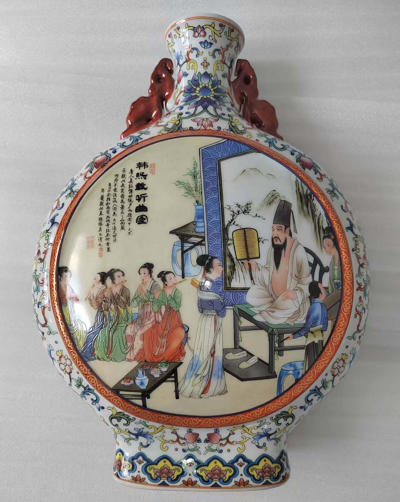 大清乾隆年制珐琅两面开窗双耳抱月瓶-国博文物