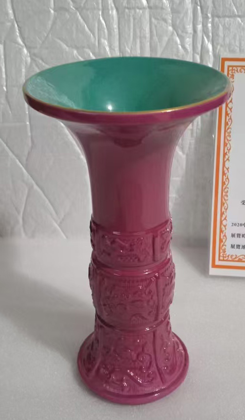 大清乾隆年制红雕刻花箍瓶-国博文物