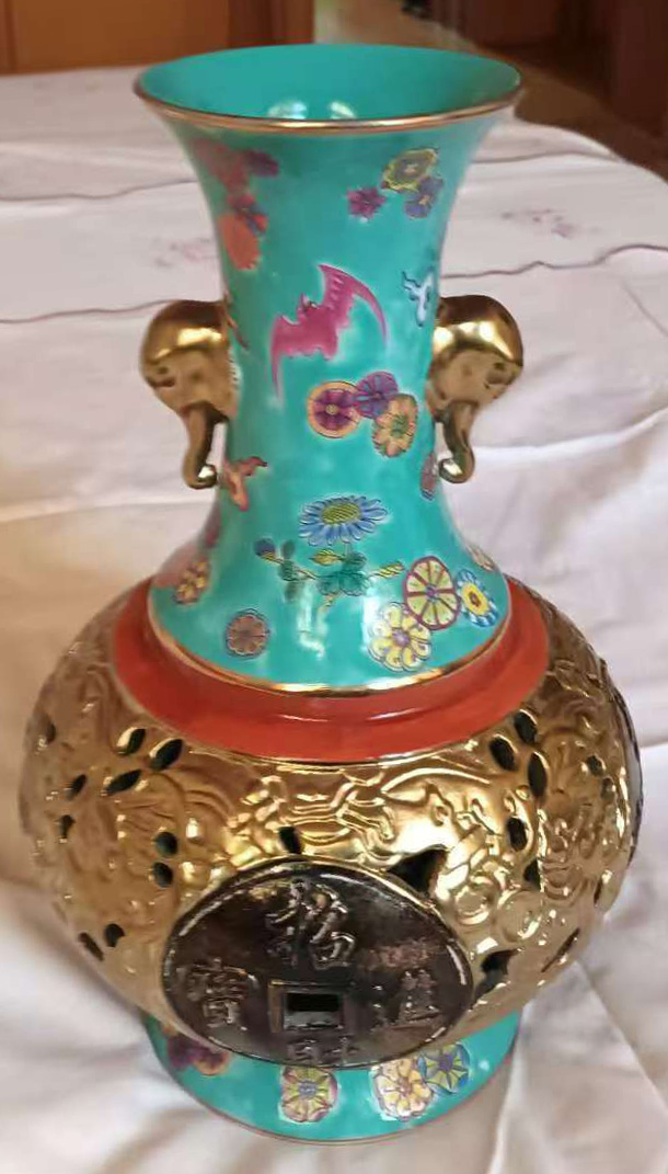 大清乾隆年制缠枝莲镂空转心瓶-国博文物