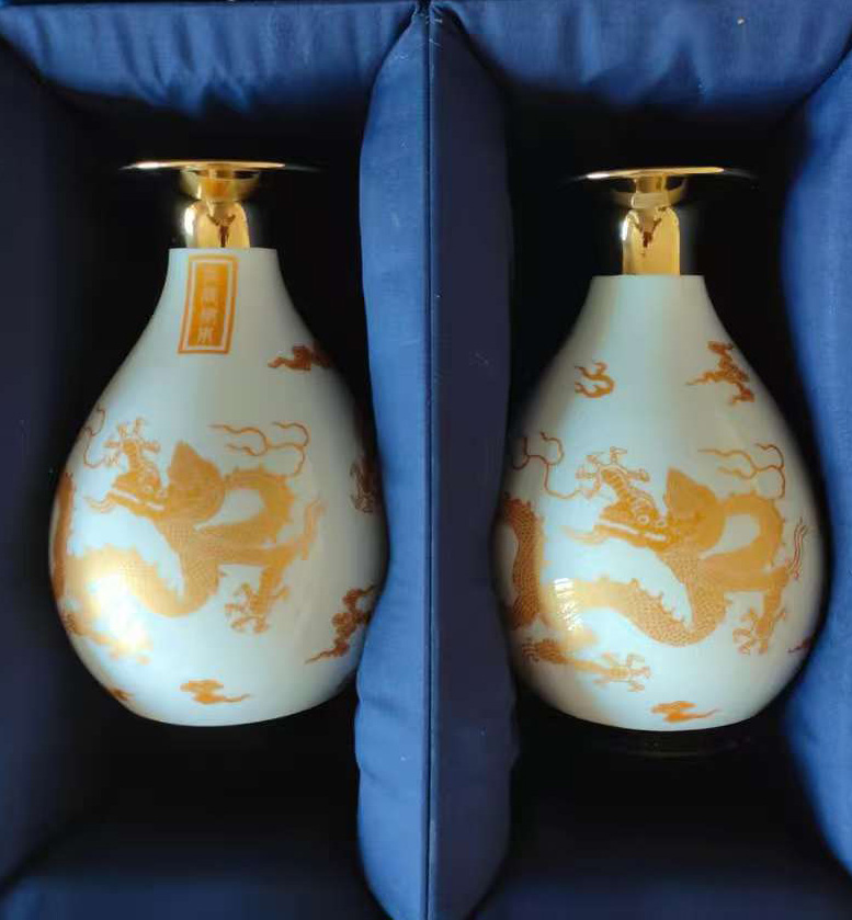 康熙甜白釉描金龙纹玉壶尊一对-国博文物