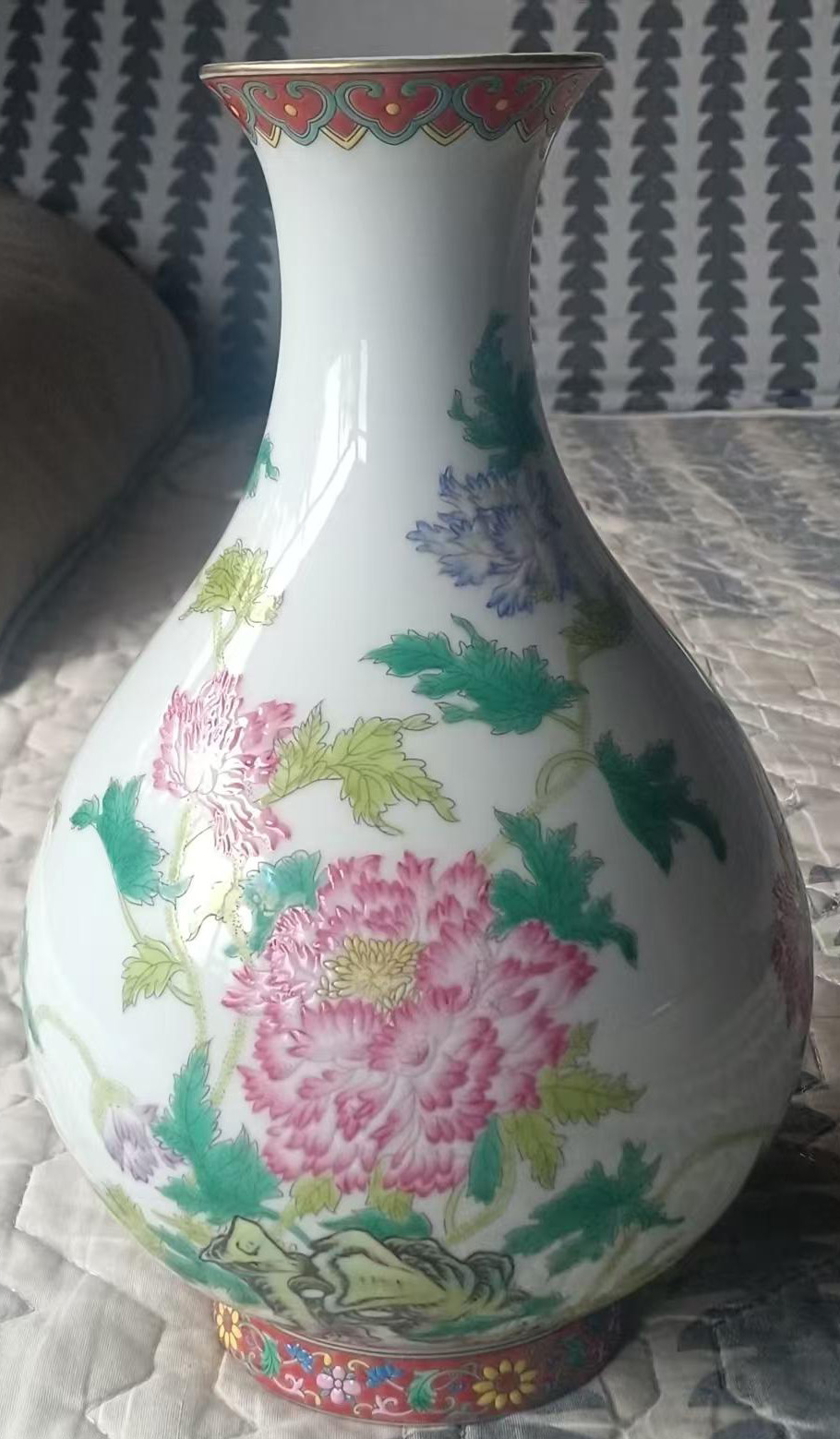 清雍正年制珐琅彩花卉纹玉壶瓶-国博文物