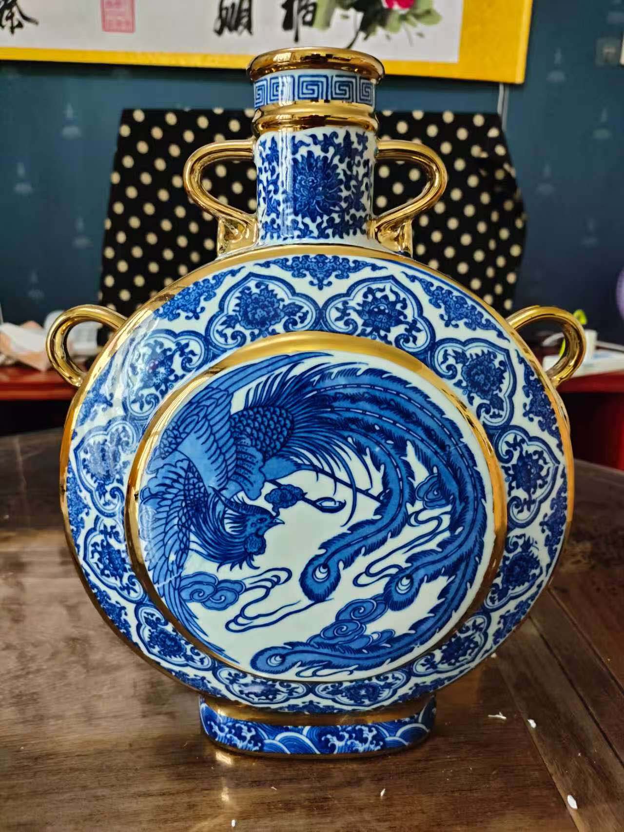 翠毛兰青花描金龙凤纹抱月瓶-国博文物