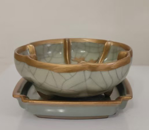 钧窑天青色三足底花瓣葵口洗盘-国博文物