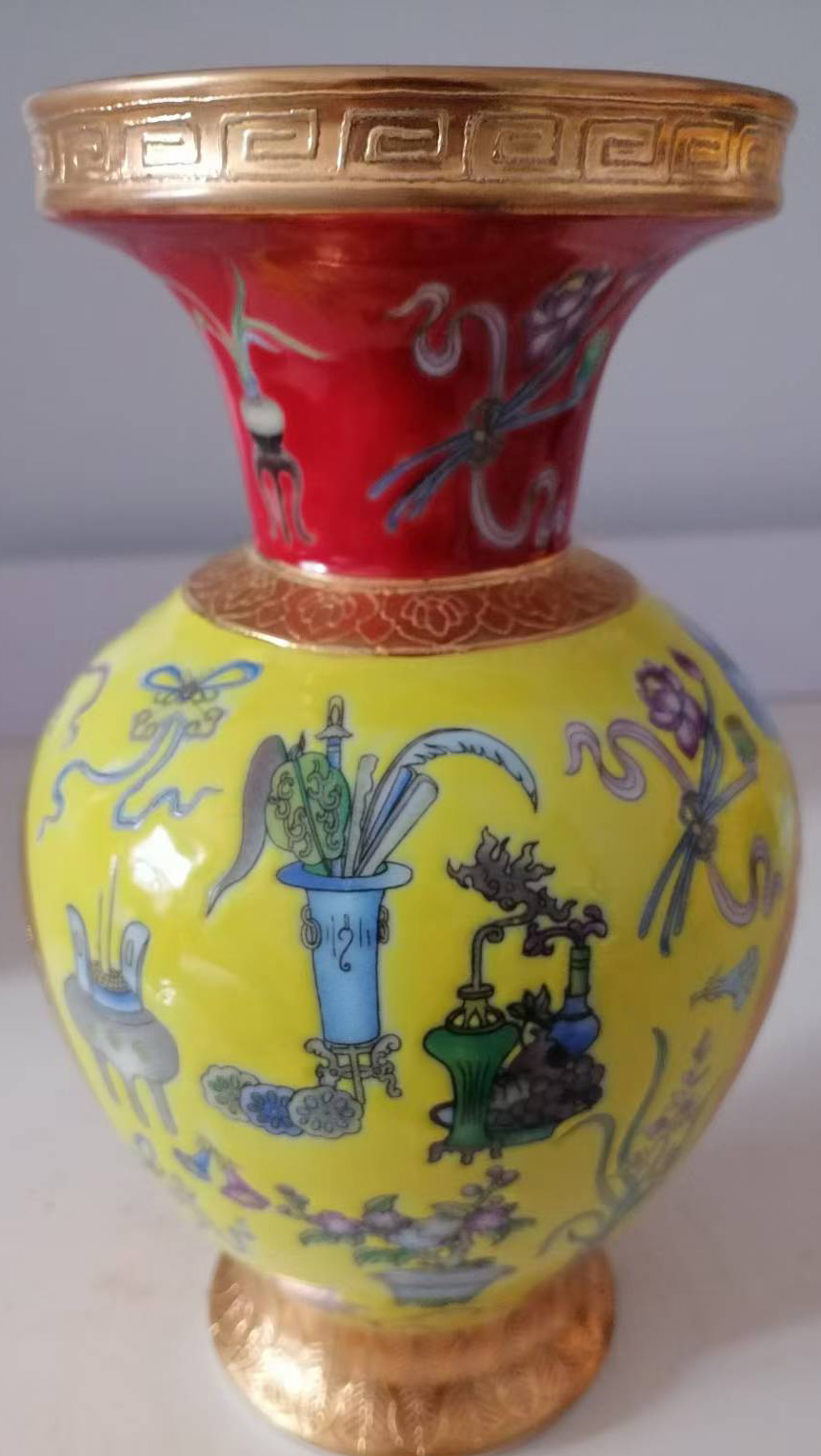 雍正年制粉彩描金博古八宝纹盘口瓶-国博文物