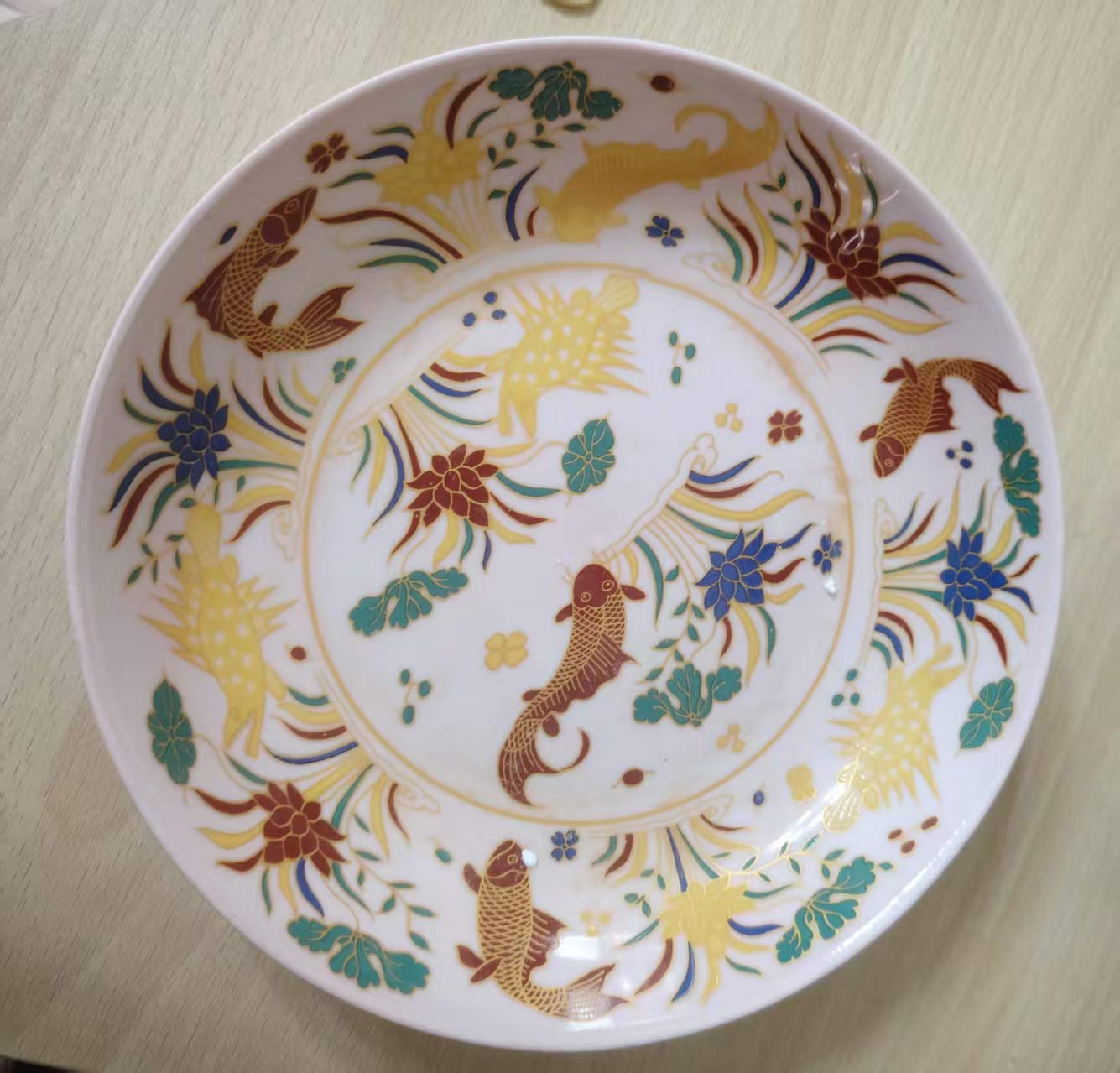 五彩描金鱼藻纹盘-国博文物