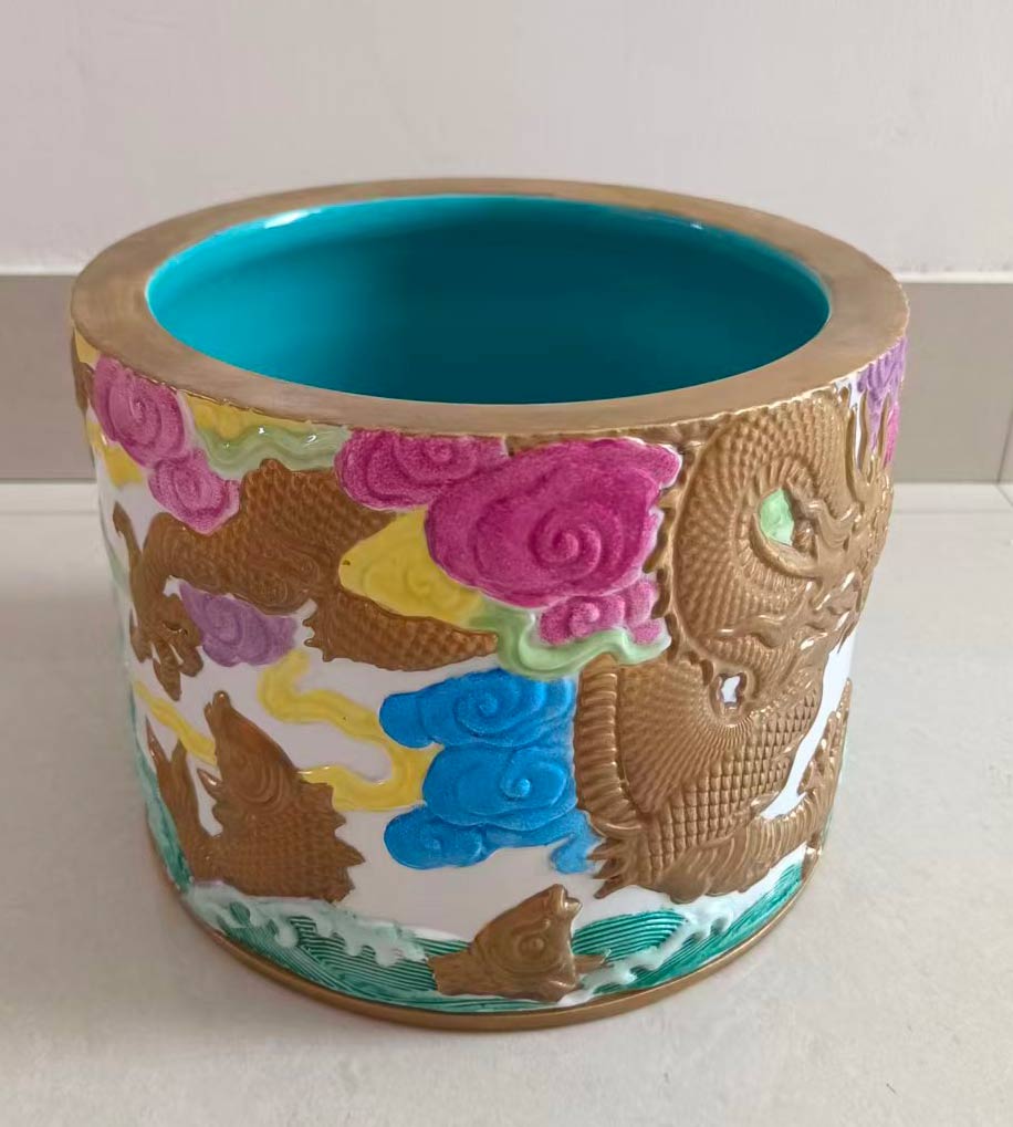 描金浮雕龙纹粉彩笔筒-国博文物