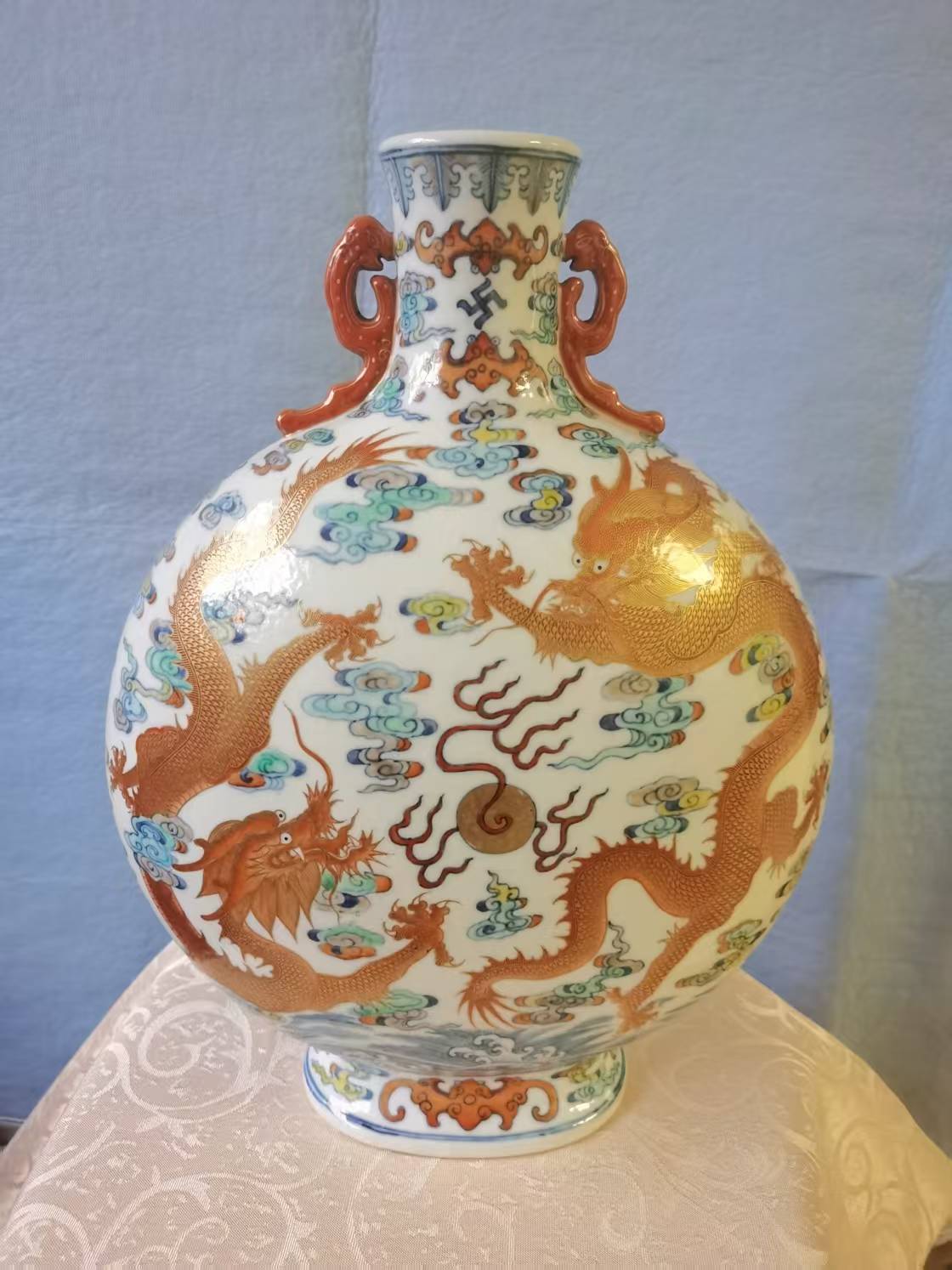 斗彩矾红描金双龙戏珠纹双耳抱月瓶-国博文物