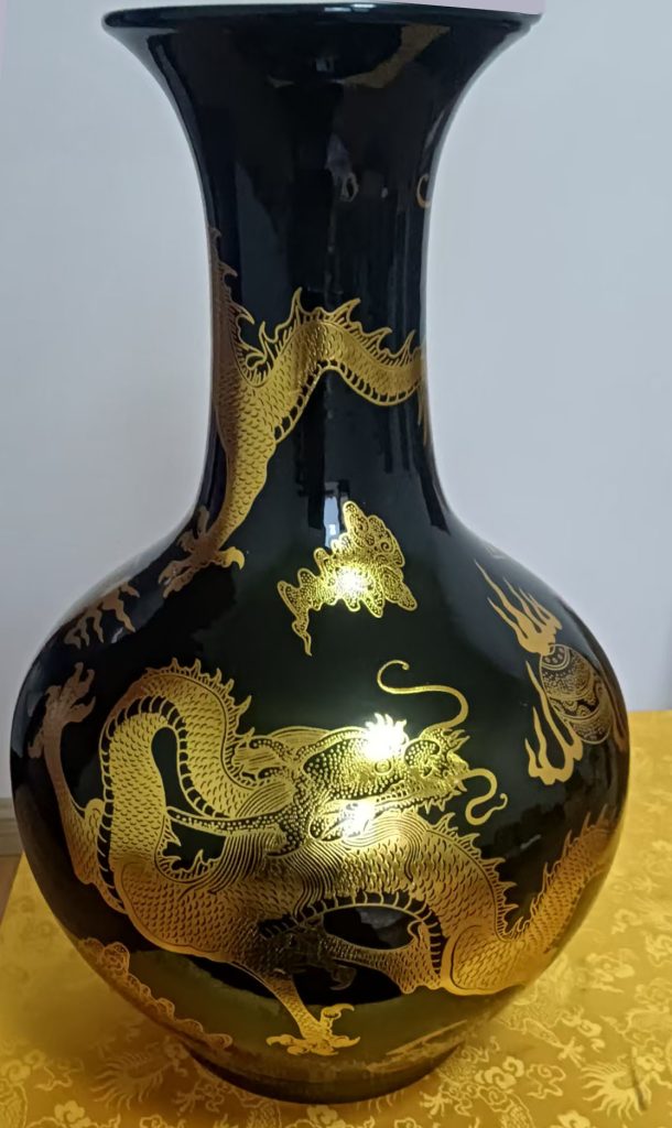 图片[1]-乾隆年制黑地黄彩龙纹瓶-国博文物