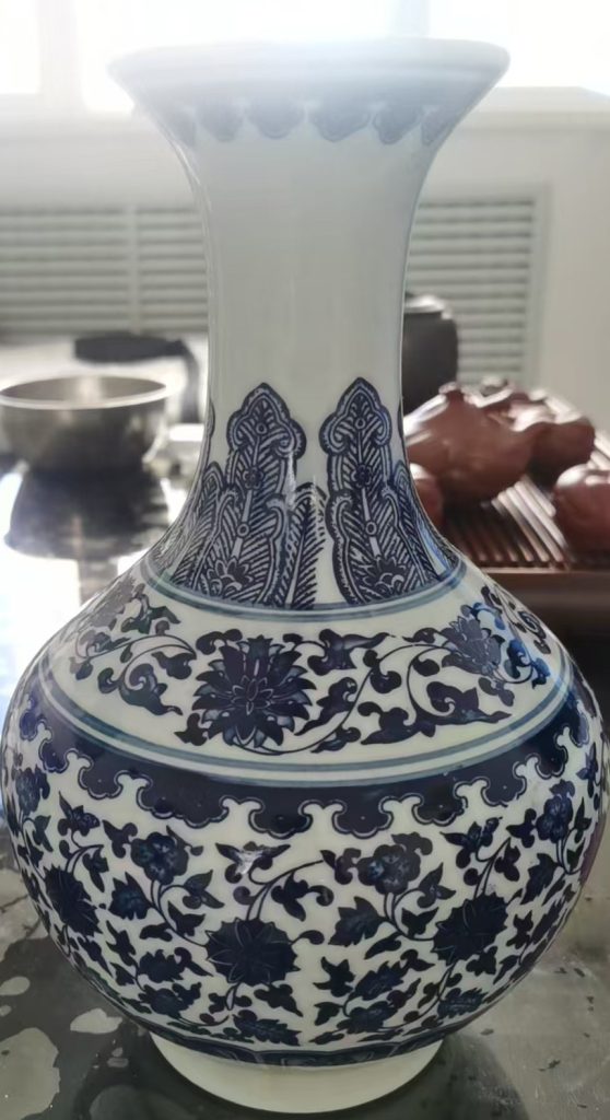图片[1]-大清乾隆年制青花缠枝纹赏瓶-国博文物