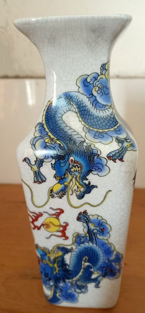 图片[1]-清乾隆青花狮子戏绣球四方瓶-国博文物