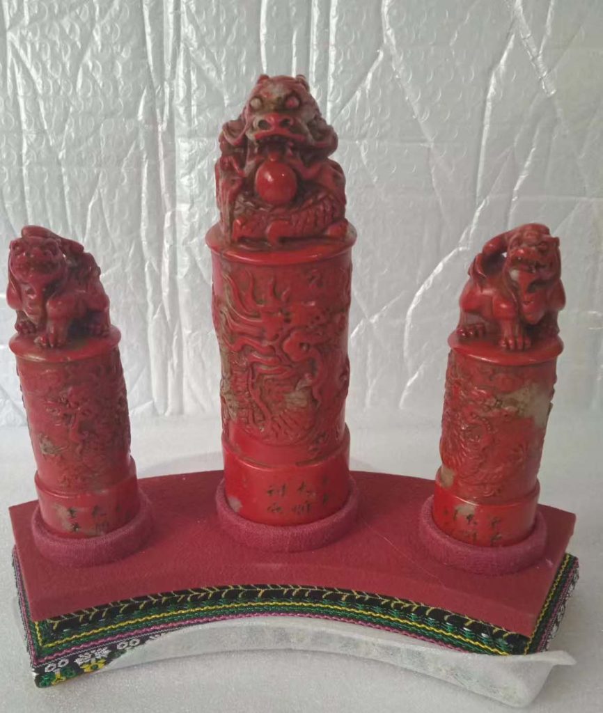 图片[1]-鸡血石高浮雕龙柱印章-国博文物