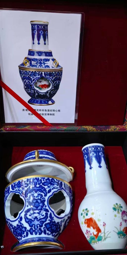 图片[1]-清乾隆青花粉彩鱼藻纹转心瓶-国博文物