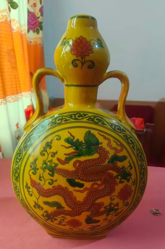 图片[1]-清乾隆黄地红绿彩龙纹抱月瓶-国博文物