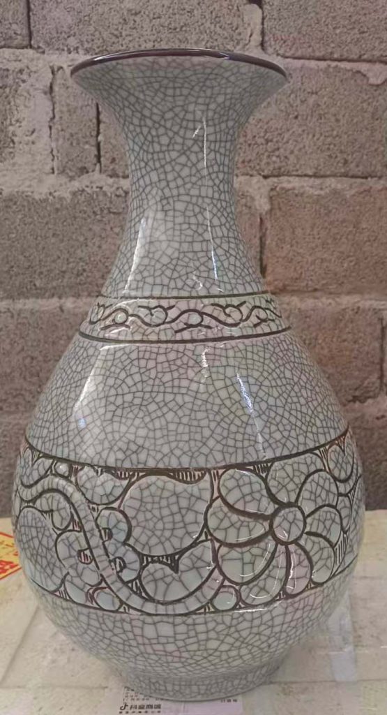 图片[1]-哥窑雕刻缠枝莲花开片玉壶瓶-国博文物