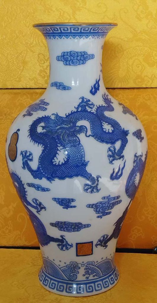 图片[1]-大清乾隆描金宝石蓝釉龙纹花尊瓶-国博文物