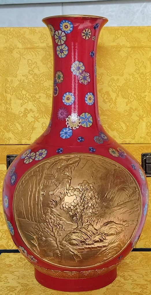 图片[1]-清乾隆红地鎏金珐琅瓶-国博文物