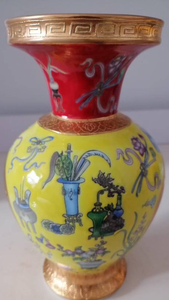 图片[1]-雍正年制粉彩描金博古八宝纹盘口瓶-国博文物