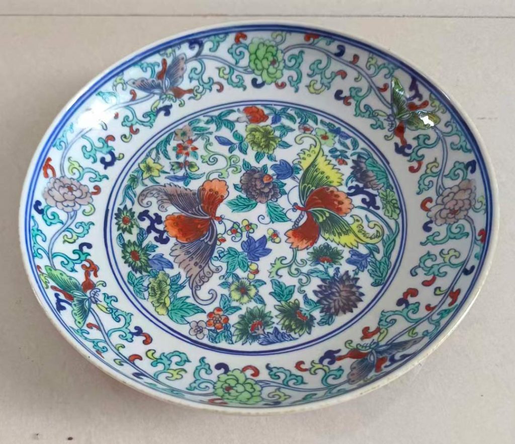 图片[1]-斗彩描金缠枝花卉蝴蝶纹赏盘-国博文物