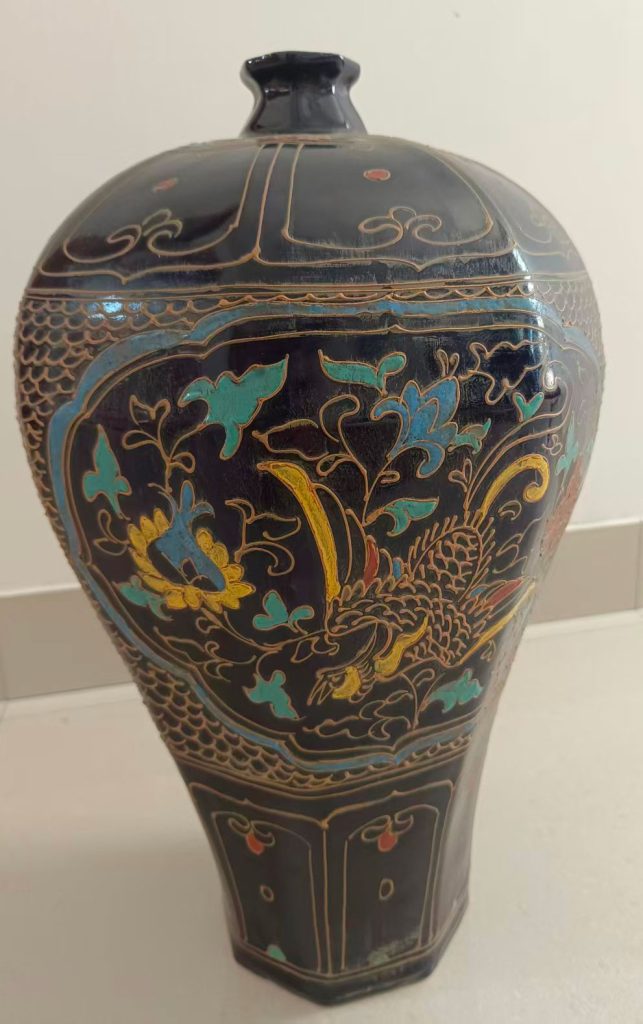 图片[1]-黑地描金珐华彩凤纹八棱梅瓶-国博文物